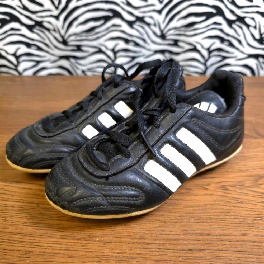 AUC 0520 Thrifted Youth Boys Sz. 11K Black Adidas Rubber Cleats GWOSLOO.71